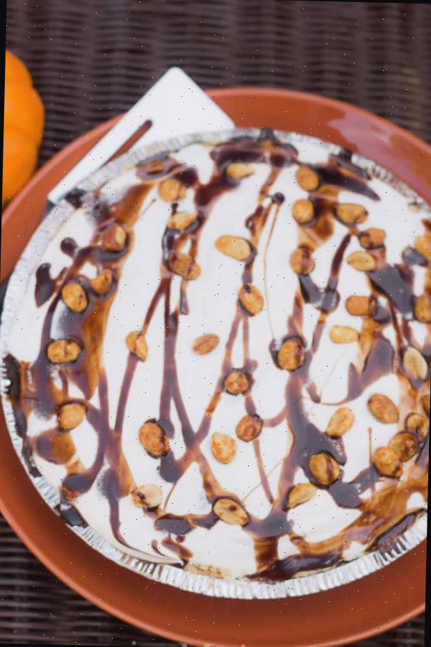 Uma tigela de comida em um prato