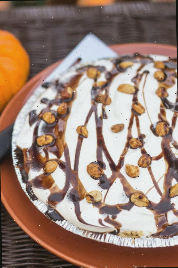 Um grande bolo de chocolate em um prato, com torta e Ação de Graças