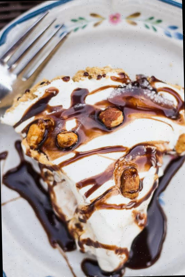 Um pedaço de bolo de chocolate em um prato, com gelo