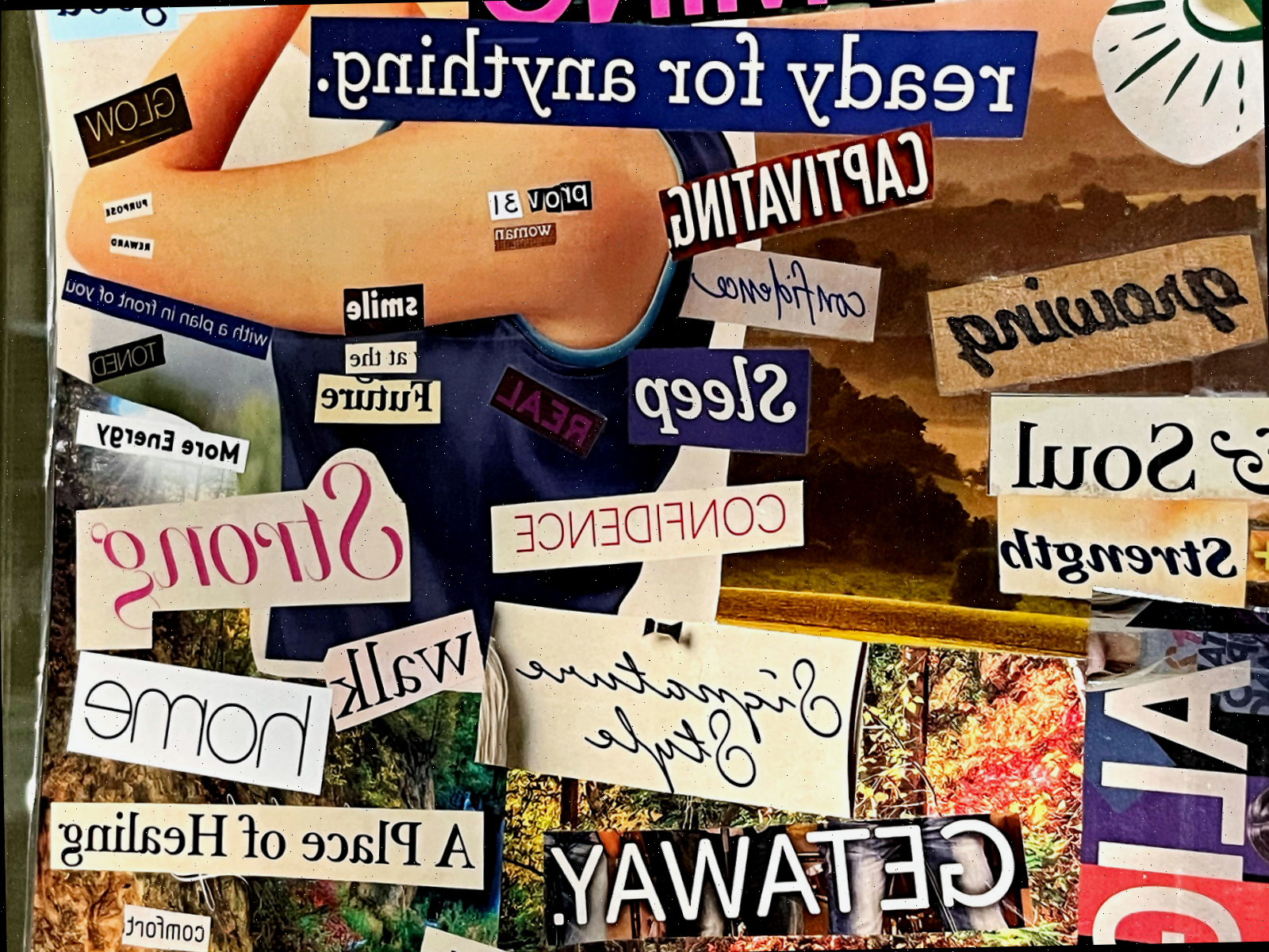 Uma visão detalhada de um painel de visão feito com recortes de revistas, com texto em negrito e imagens coloridas vibrantes.