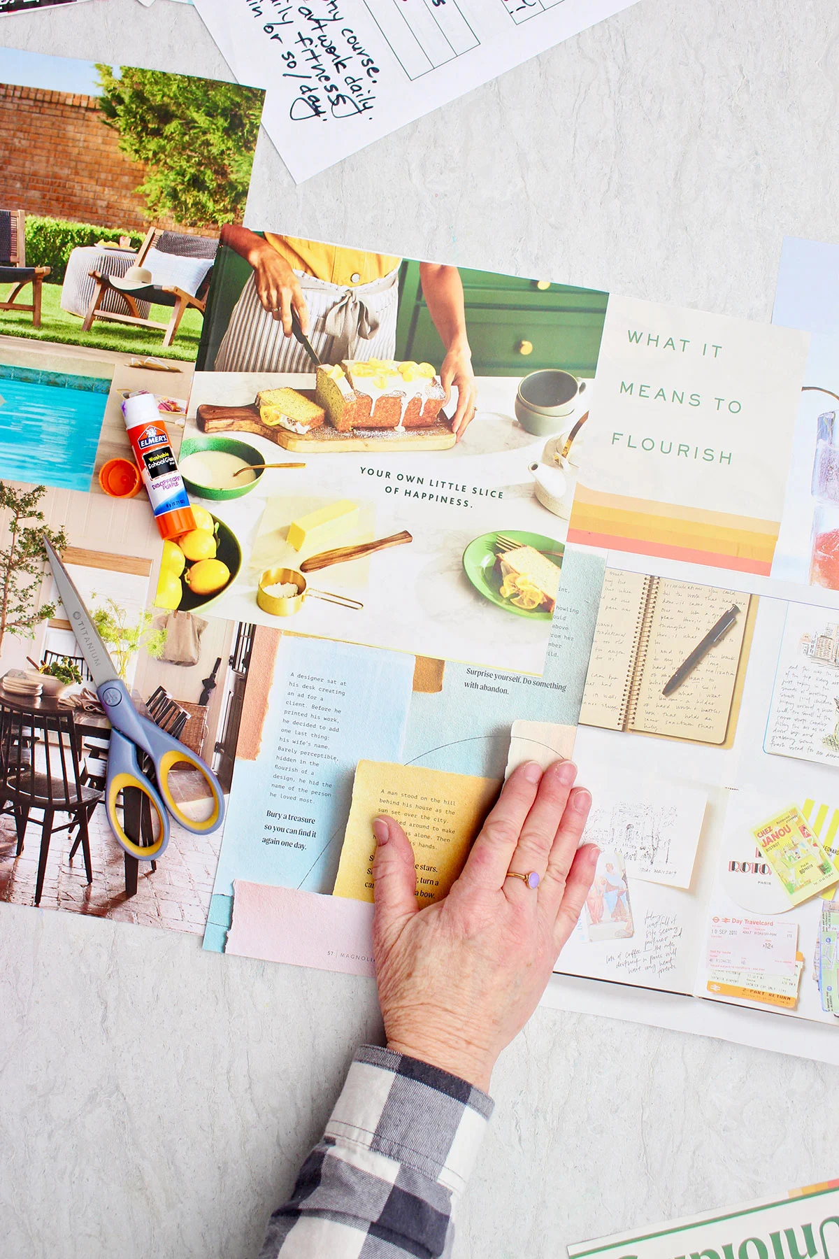 Uma pessoa organizando algumas idéias e recortes de revistas para seu quadro de visão.