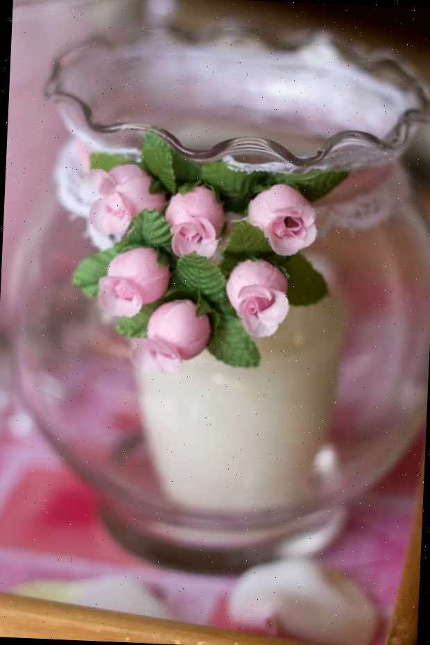 Um close de um vaso de vidro cheio de flores rosas, com Casa e Festas