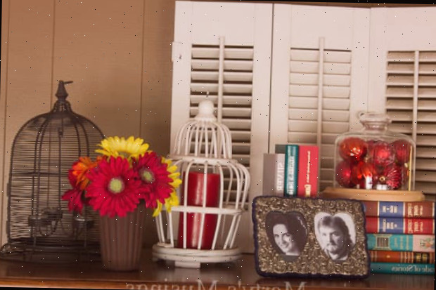 Um vaso de flores em uma mesa