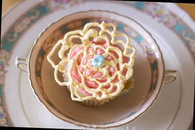Um prato de comida sobre uma mesa, com azul e amarelo