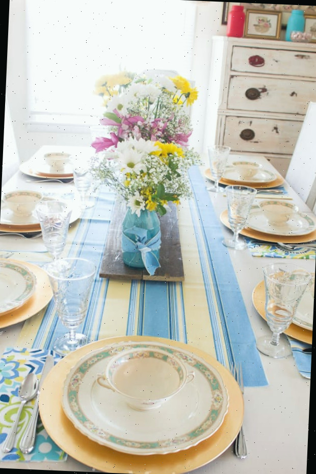 Um prato de comida sobre uma mesa, com azul e amarelo