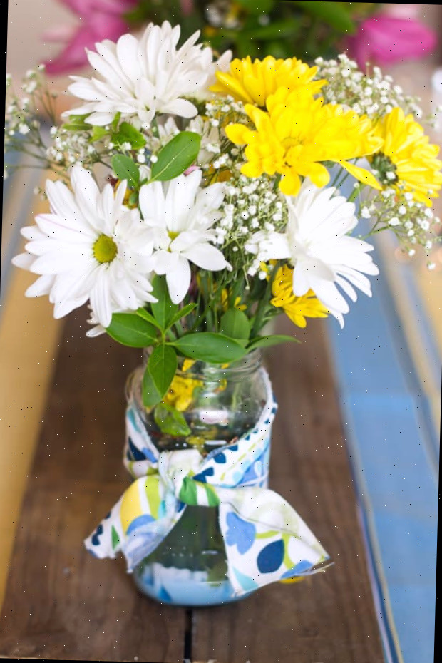 Um buquê de flores em um vaso sobre uma mesa