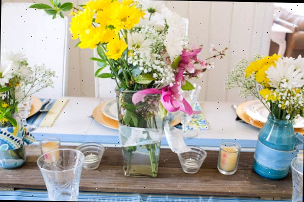 Um vaso de flores sobre uma mesa