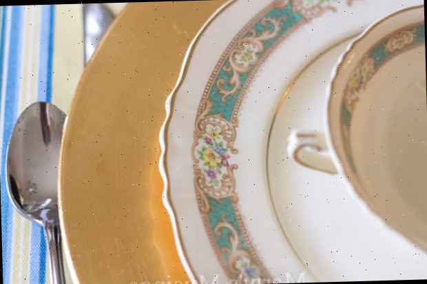 Um prato com garfo e faca, com mesa e azul