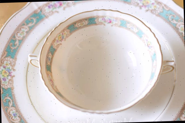 Um pedaço de bolo em um prato, com mesa e azul