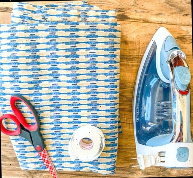 materiais para caminho de mesa sem costura com uma toalha antiga, fita para bainha e ferro de passar