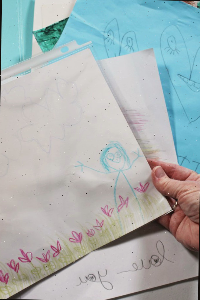 Desenho a cera de uma criança de uma figura em um campo de flores, outros desenhos ao fundo.