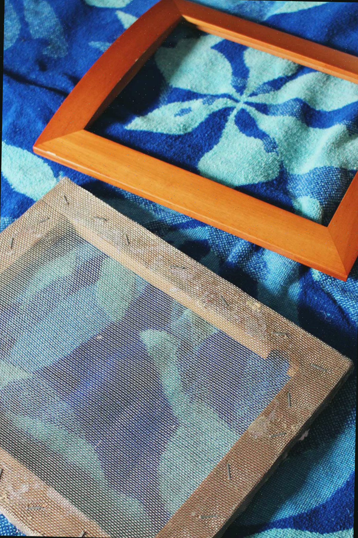 Molduras com malha grampeadas como um molde e deckle DIY.
