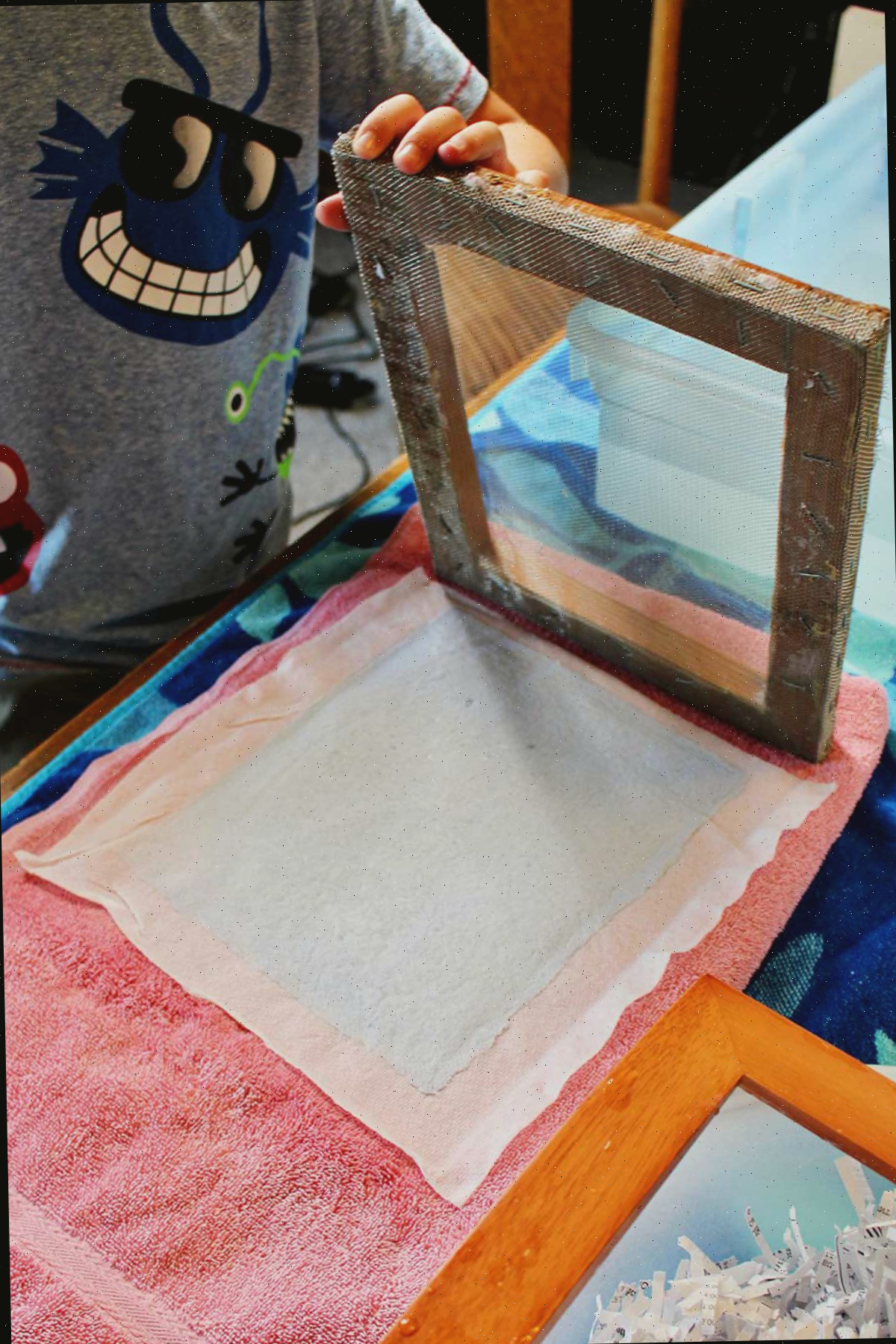 Levantando a moldura de um pedaço umedecido de papel caseiro.