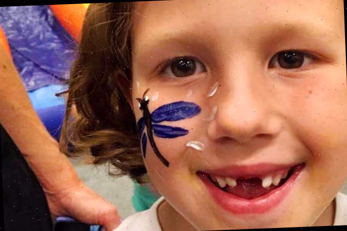 Menina jovem com pintura facial de libélula.