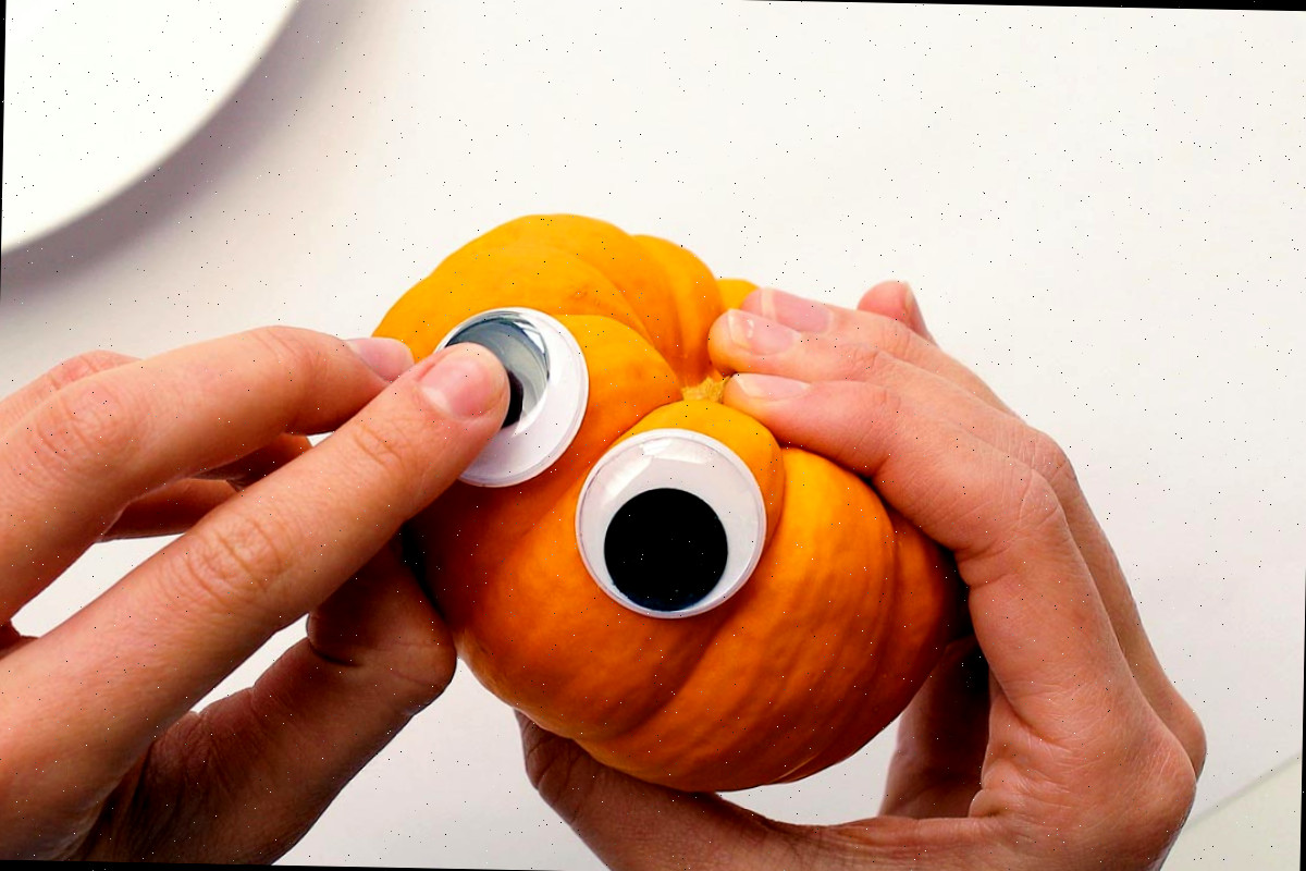 Adicionando olhos móveis a uma mini abóbora.