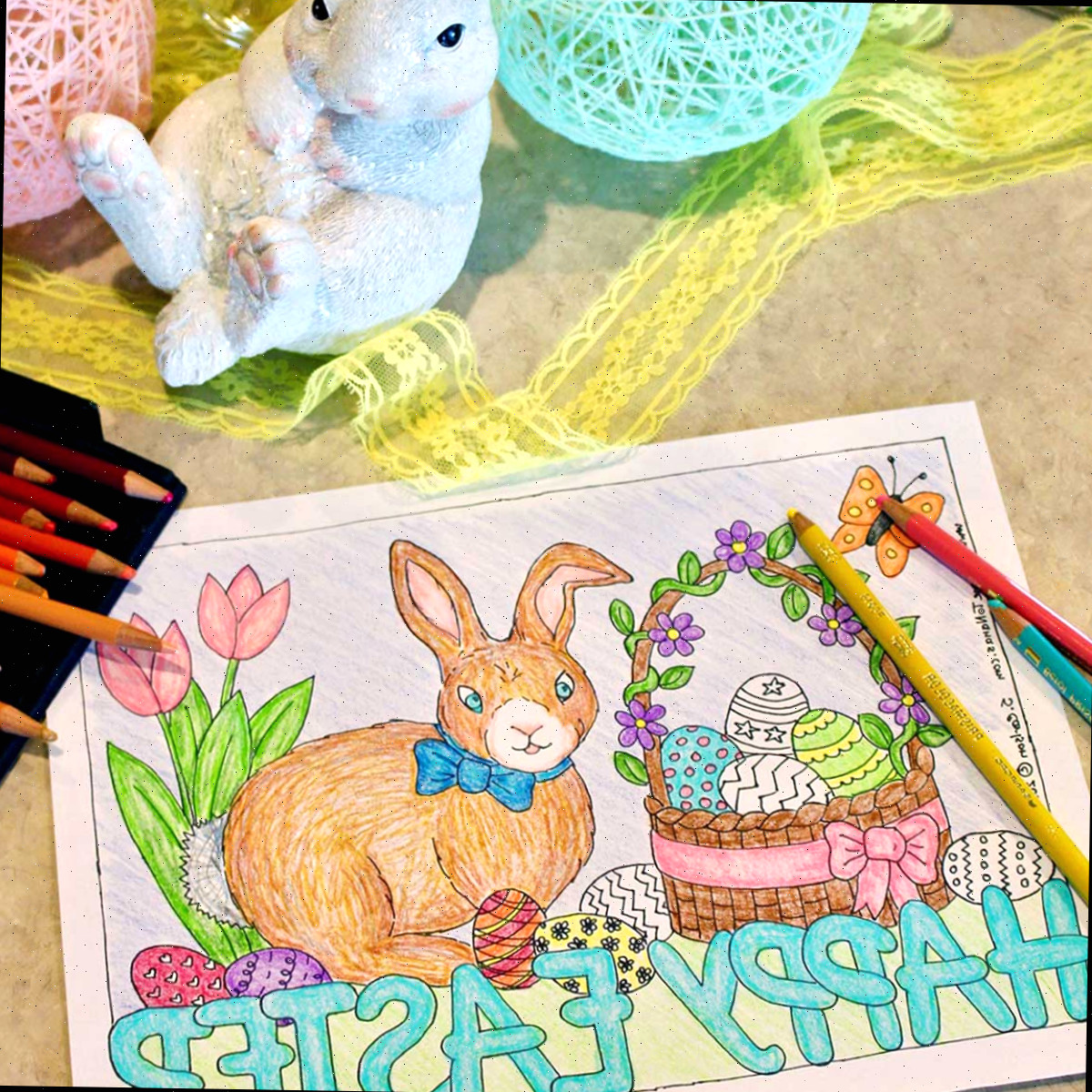 Página para Colorir Feliz Páscoa (com cesta e coelhinho da Páscoa!)