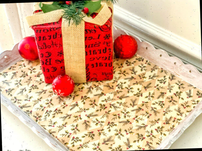 Bandeja de madeira caiada com decoração de Natal