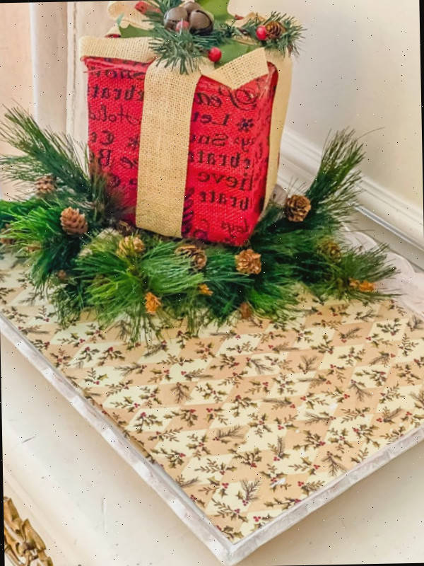 Bandeja de madeira com papel de scrapbook e elementos de Natal
