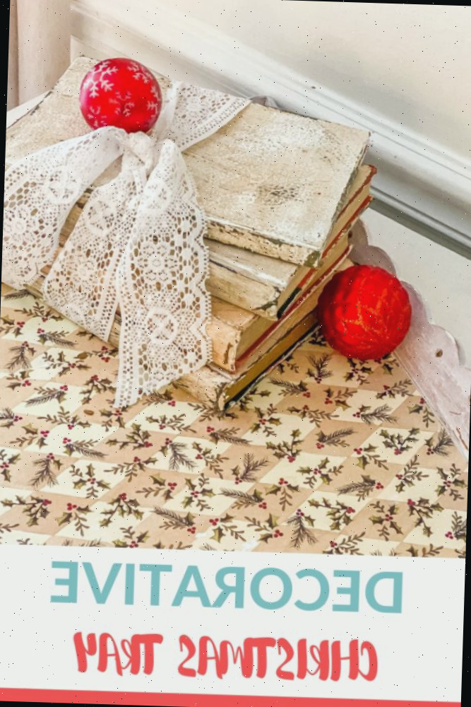 Bandeja de madeira com papel de scrapbook e decoração de Natal