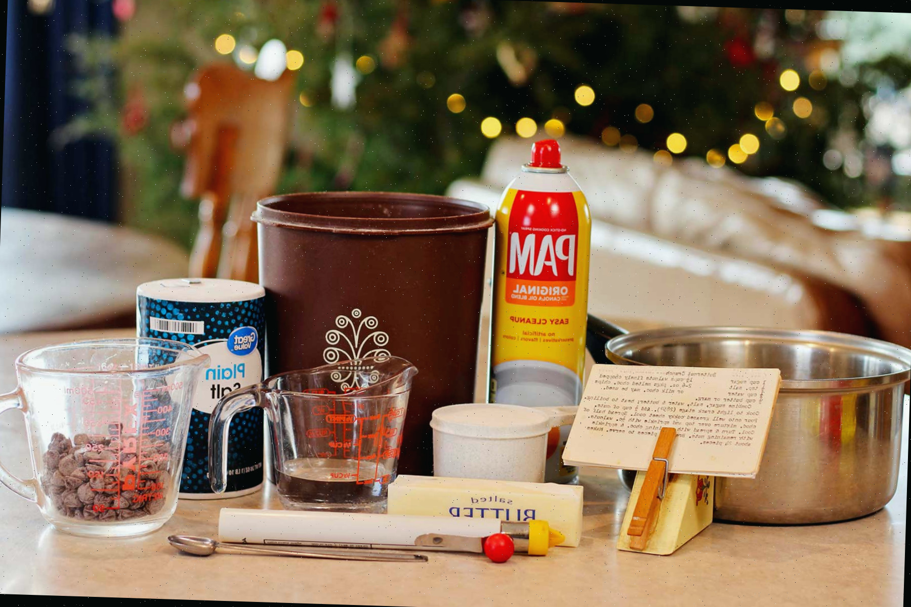 Ingredientes para tâfee inglês em frente à árvore de Natal.