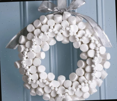 Guirlanda de Marshmallow do foodnetwork.com em uma porta azul clara.