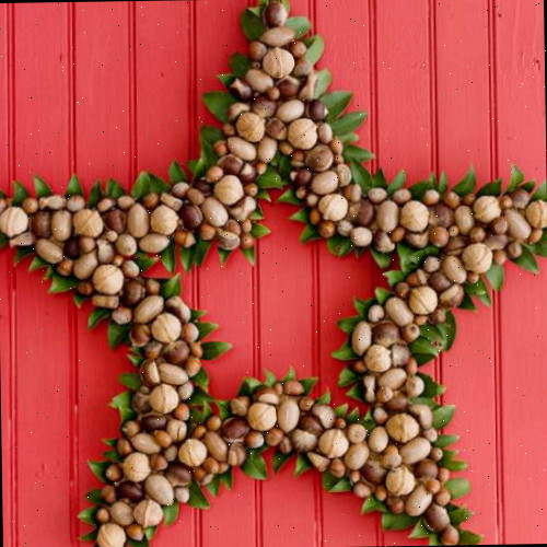 Guirlanda de Natal em Forma de Estrela da bhg.com em uma parede vermelha.