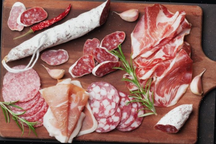 Tenha uma seleção de carnes curadas fatiadas bem fininhas para um tabuleiro de antipasto.