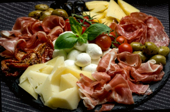 Prato de antipasti com carne e queijo.