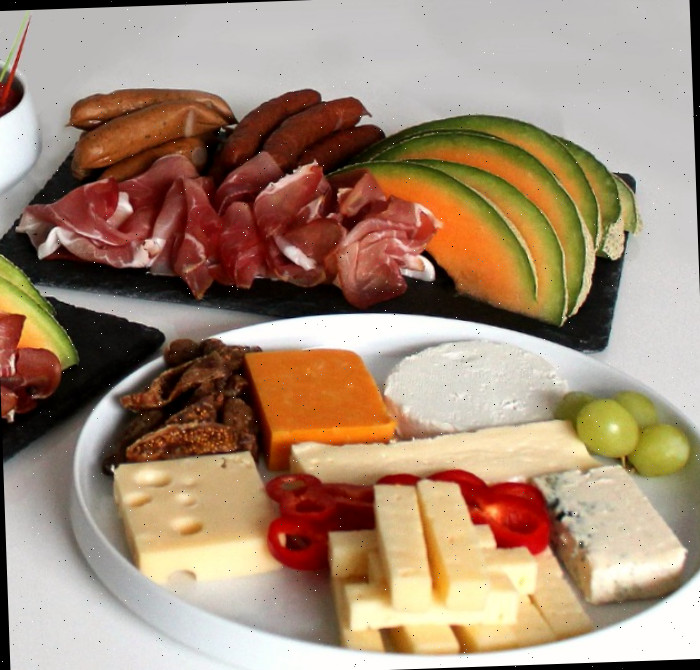 bandejas de antepasto com frios e queijo.