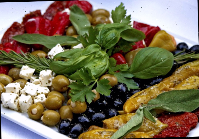 Legumes, azeitonas e queijo do antepasto.
