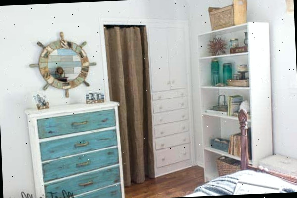 Quarto de estilo costeiro com cômoda azul pintada com tinta giz e acessórios
