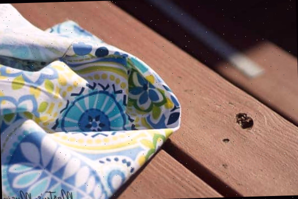 Mesa ao ar livre com tecido floral em cima