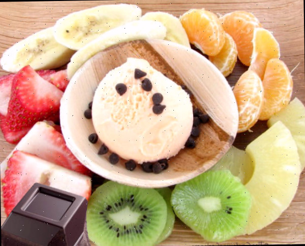 Prato de frutas asiáticas e chocolate amargo