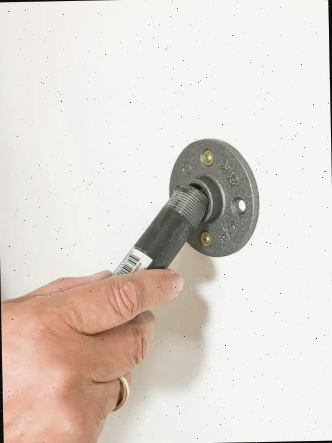 Fixando o tubo à flange na parede para a moldura flutuante