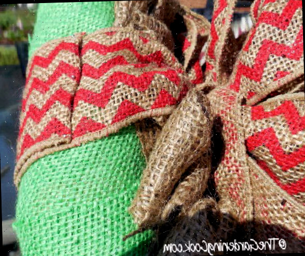 Um laço chevron fixado a uma guirlanda de juta verde.