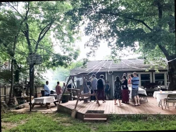 Um grupo de pessoas em um parque