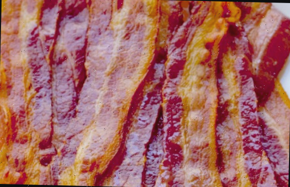 Bacon cozido no forno cortado em fatias.
