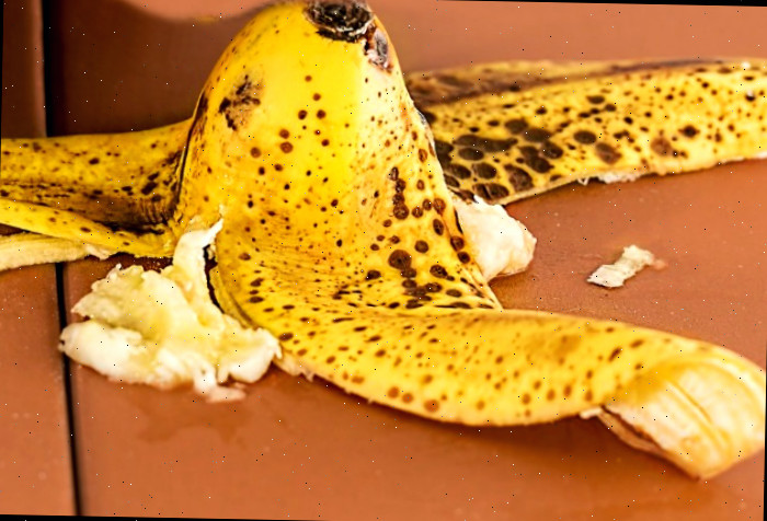 Cortar as cascas de banana enriquece significativamente o seu solo