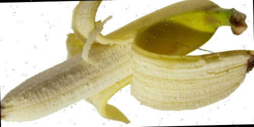 Uma banana inteira com a ponta da casca retirada.