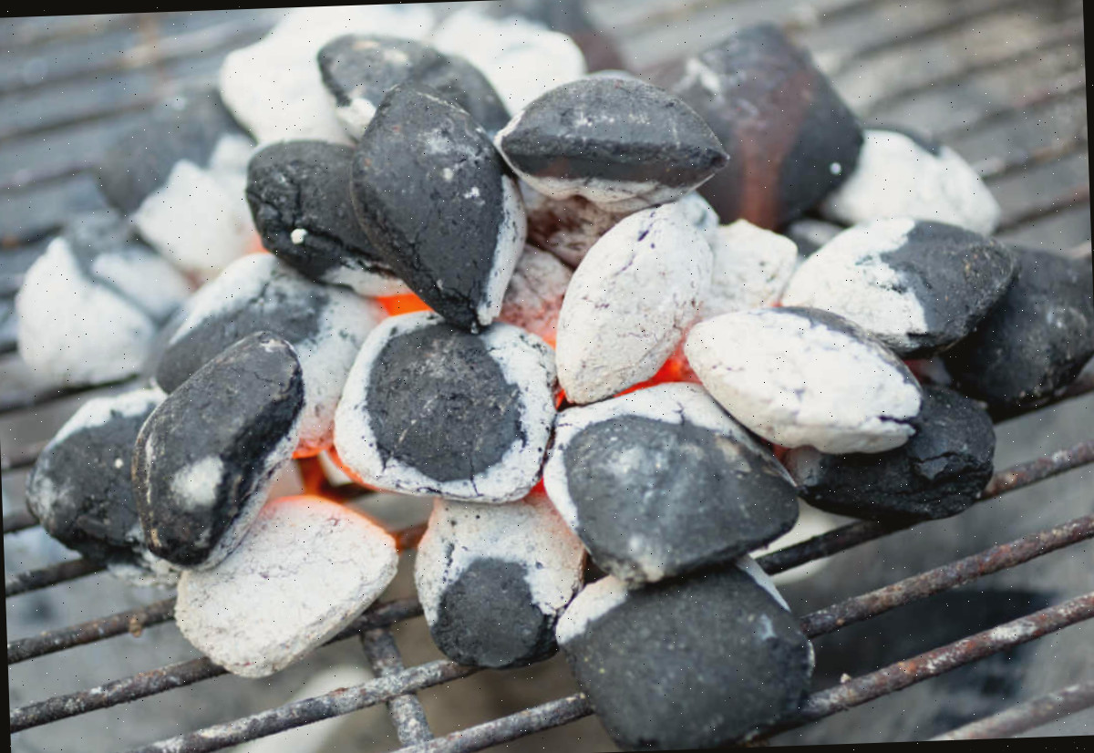 Briquetes de carvão empilhados. Carvão empilhado para criar zonas de calor.