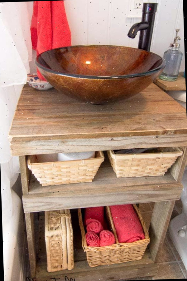 Um vaso que está sobre uma mesa de madeira