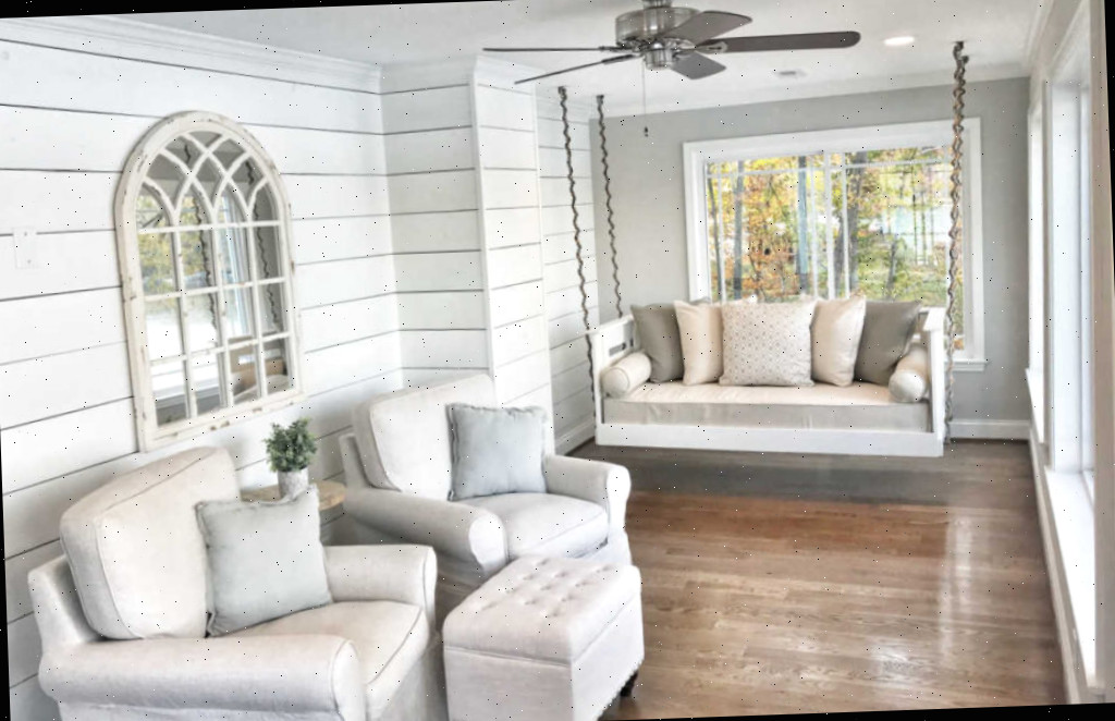 Sala de sol branca no estilo praiano com balanço