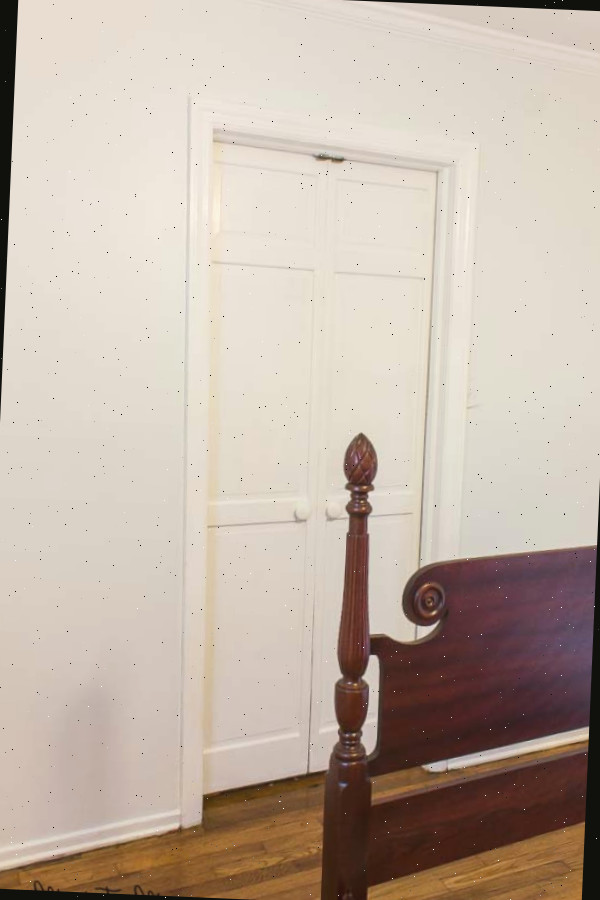 Uma cama com uma porta de madeira