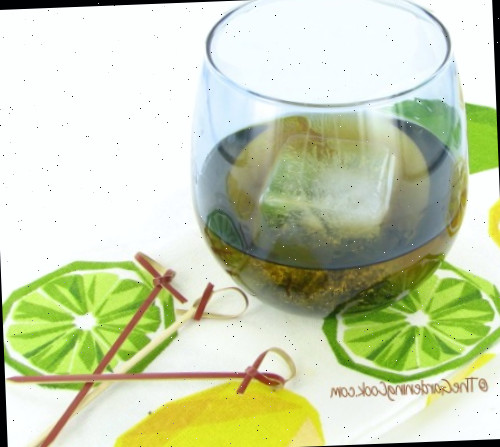 Ice cubes on steroids! grande cubo de gelo congelado em um copo com canudos de coquetel e um bonito guardanapo.