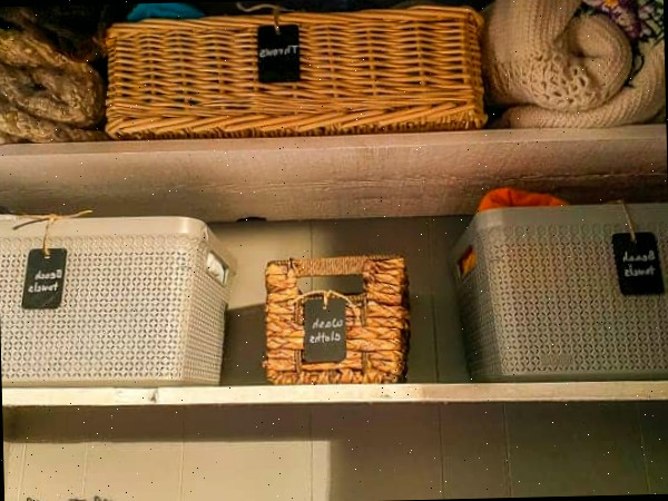 use cestos para mantas e armazenamento no armário de roupas de cama
