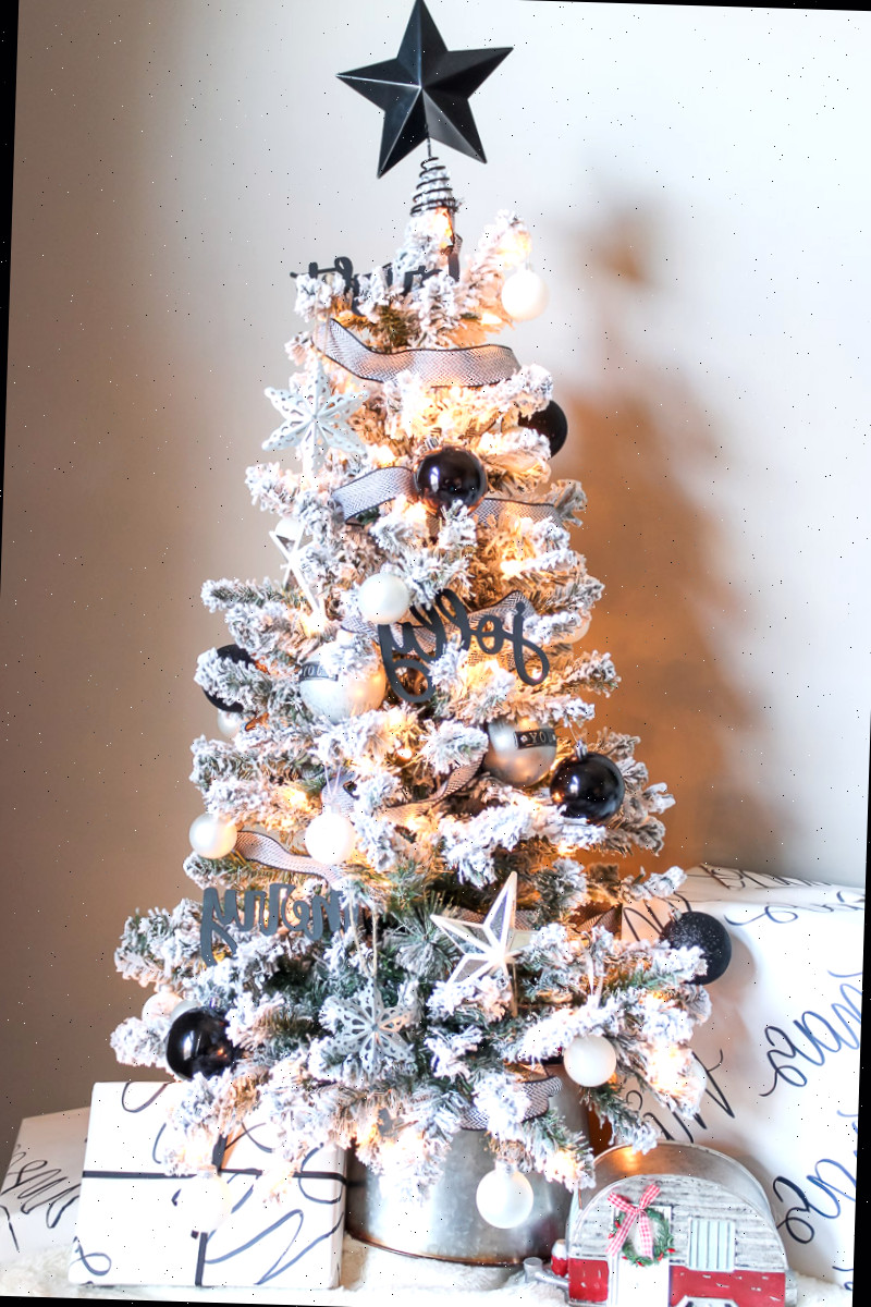 Visão geral da árvore de Natal decorada em preto e branco