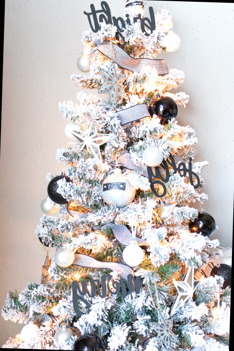 Visão geral da árvore de Natal decorada em preto e branco