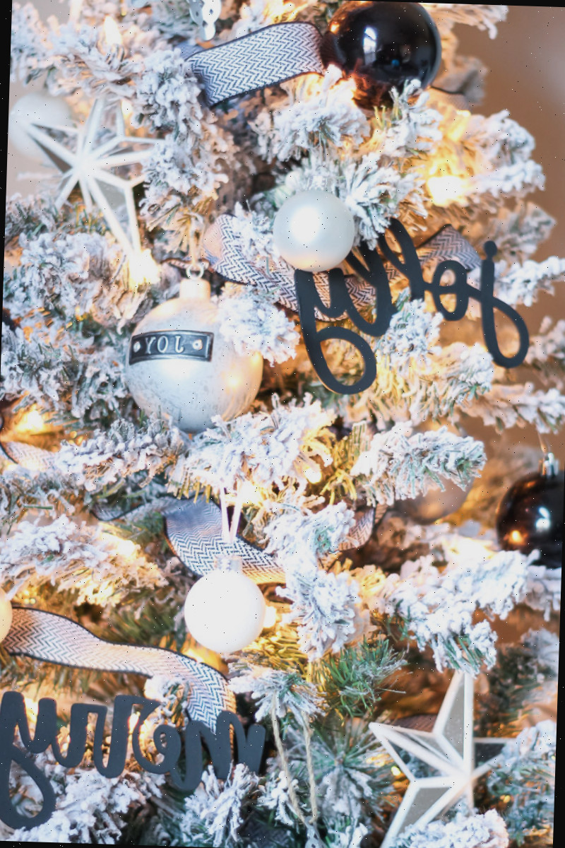Árvore de Natal coberta de neve em preto e branco decorada