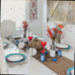 Uma cozinha com uma mesa em um cômodo