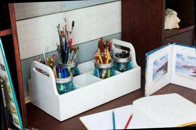 Pincéis de artista e caderno de arte em branco